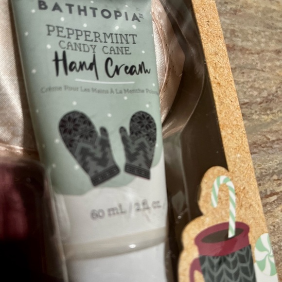 NIB Bathtopia 4-piece set wellness must haves peppermint candy cane - Picture 5 of 10